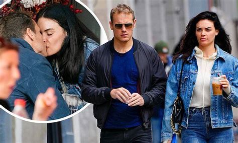 Sam Heughan passionately kisses stunning Aussie model。